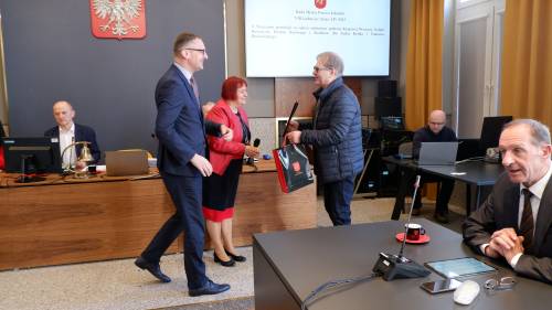 Hodowca gołębi odbierający gratulacje od Przewodniczącej Rady Miasta Małgorzaty Czarneckiej-Szafrańskiej i Burmistrza Pruszcza Gdańskiego Janusza Wróbla